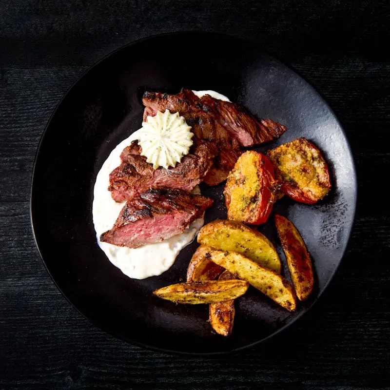 Arrachera a la Parrilla con Papas al Horno y Mantequilla de Hierbas