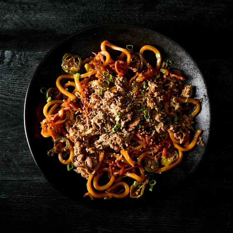 Fideos Salteados con Finas Láminas de Ojo de Costilla