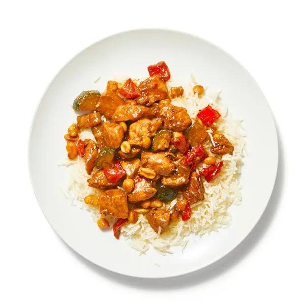 Pechuga de Pollo al Cacahuate con Vegetales Salteados y Arroz Blanco
