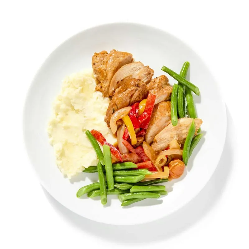 Pollo del Cazador con Puré de Papa Cremoso y Ejotes Tiernos al Ajo