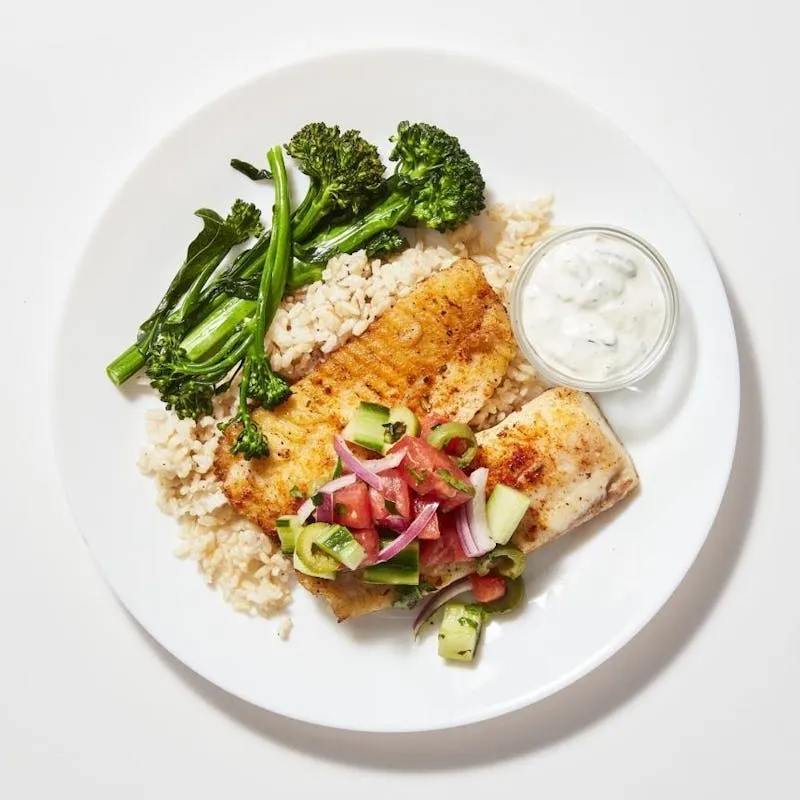 Tilapia al Mediterráneo con Arroz Integral y Vegetales al Olivo